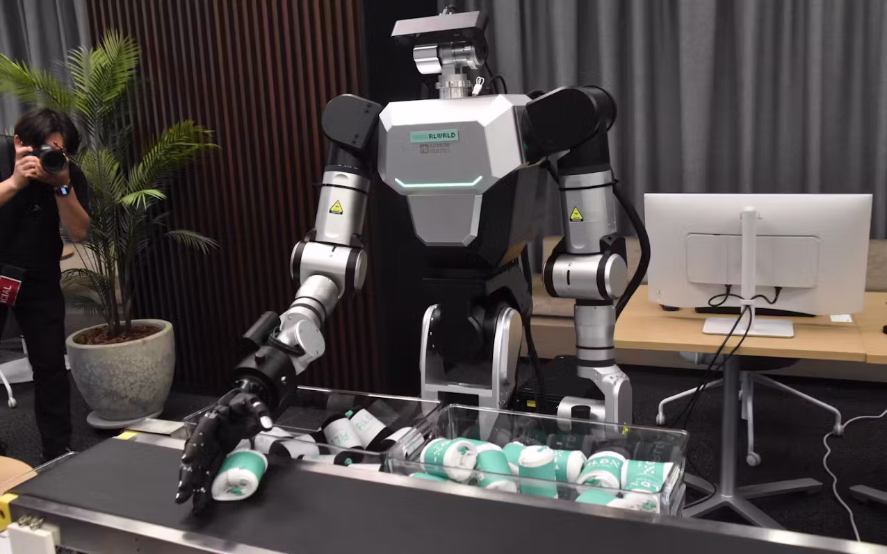 ロボットAI開発のRLWRLD、5本指ロボを公開　手作業の代替目指す